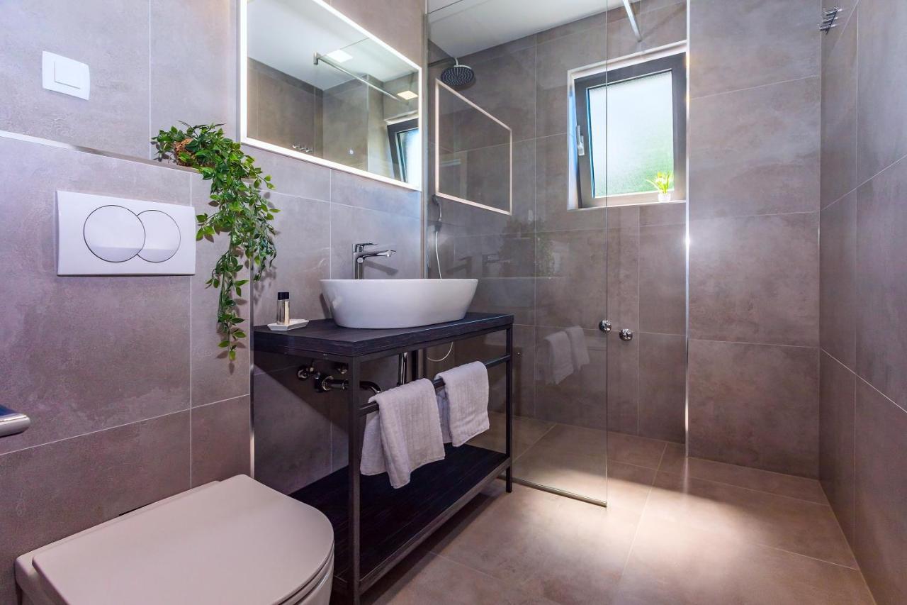 Villa Belvedere With Heated Pool, Billiards, Media Room, Sea Views,10 Pax Omis Exterior photo